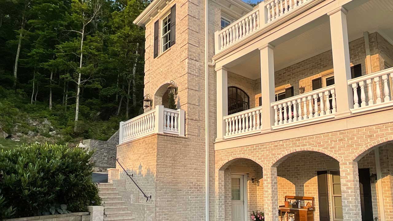 121 Lexington Ct house with presence